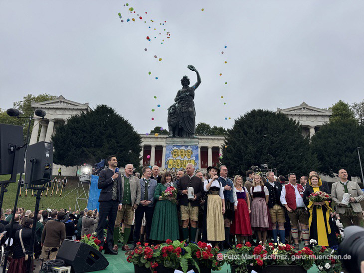 Abschlußbild unter der Bavaria Luftballons, Bayernhymne und Münchner Kindl (©Foto. Martin Schmitz)